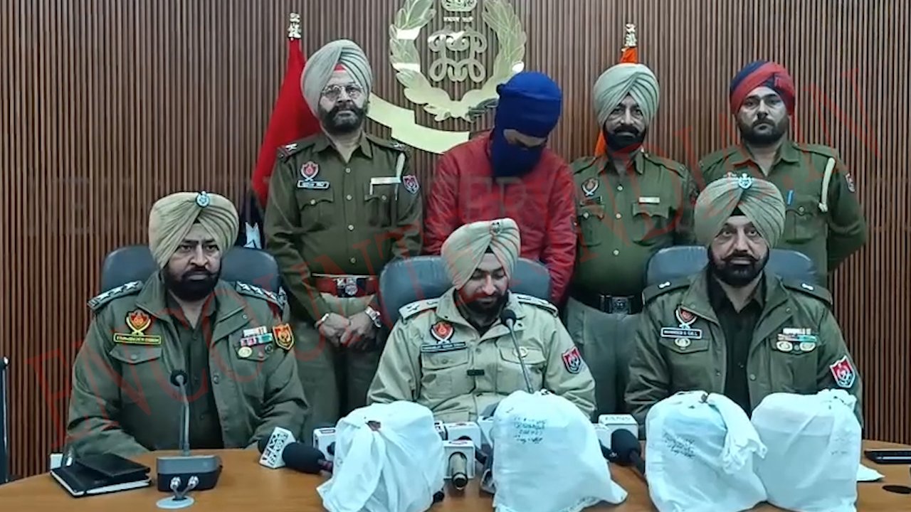 Punjab News: विदेश से आए नौजवान ने पाकिस्तान से मंगवाए हथियार, पिस्टल और मैगजीन सहित गिरफ्तार, देखें वीडियो