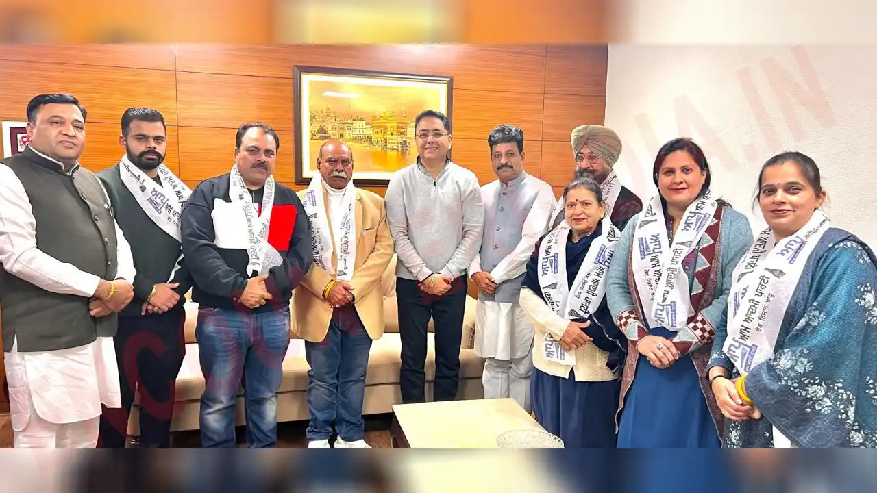 Jalandhar News: Congress को बड़ा झटका, 6 नेता AAP Party में हुए शामिल