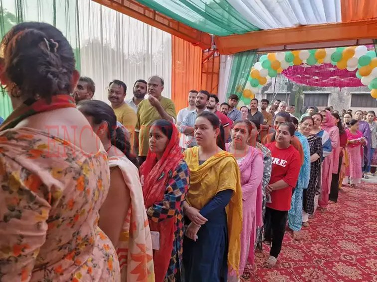 Jammu Kashmir Phase 2 Voting: उमर अब्दुल्ला, रवींद्र रैना समेत कई दिग्गज मैदान में, 102 साल के हागी करम ने डाला वोट