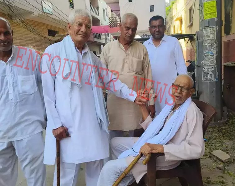 90 सीटों पर वोटिंग शुरू, इस पोलिंग बूथ में हुई झड़प, पूर्व MLA के फटे कपड़े, घोड़े पर वोट डालने पहुंचे सांसद