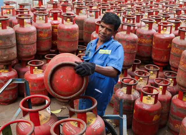 महंगाई का झटका: कर्मशियल के बाद अब घरेलू LPG सिलेंडर के बढ़े दाम