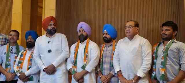 अकाली दल को लगा बड़ा झटका, ये नेता हुए इस पार्टी में शामिल, देखें वीडियो