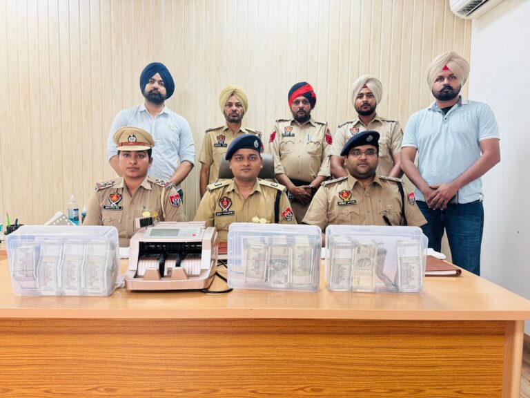 Ludhiana: Model Town मे ताश खेलते 3 जुआरी गिरफ्तार, लाखो की नकदी बरामद, देखे Video