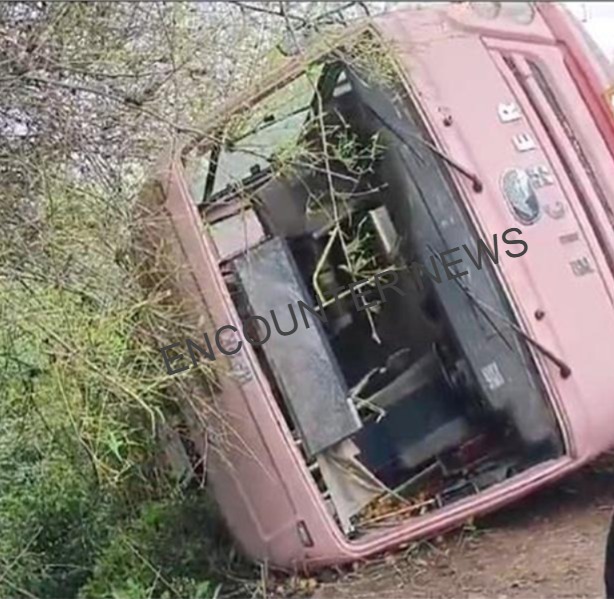 बड़ा हादसा: स्कूली बच्चों से भरी Bus पलटी, 40 से ज्यादा बच्चे injured