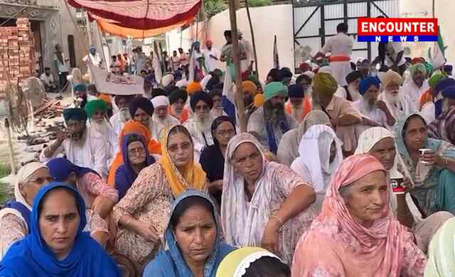 Punjab : सांसद Amritpal Singh के घर के बाहर पहुंचे किसान, देखें वीडियो