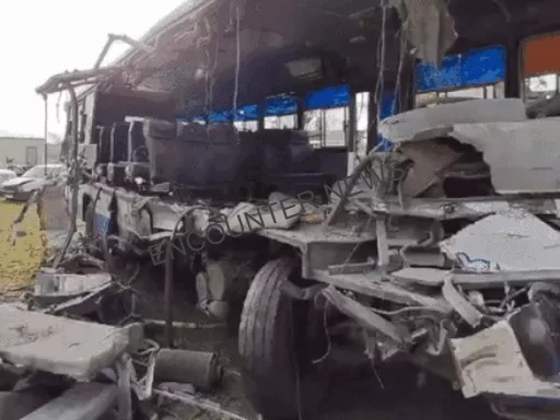 ट्रेलर और Bus में भीषण टक्कर, दंपती सहित बेटे की मौ’त, 11 की हालत गंभीर