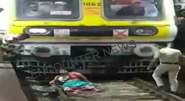 Train में चढ़ते समय महिला के साथ हुआ दर्दनाक हादसा