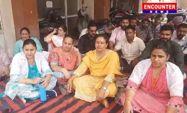 Punjab: धरने पर बैठे सरकारी Hospital में Doctors, कल बंद रहेंगी OPD सेवा, देखें वीडियो