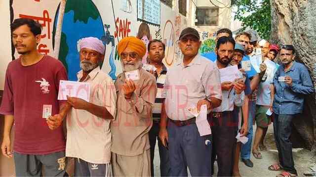 Jalandhar: EVM मशीनों में कैद हुई उम्मीदवारों की किस्मत, इतने प्रतिशत हुई कुल वोटिंग