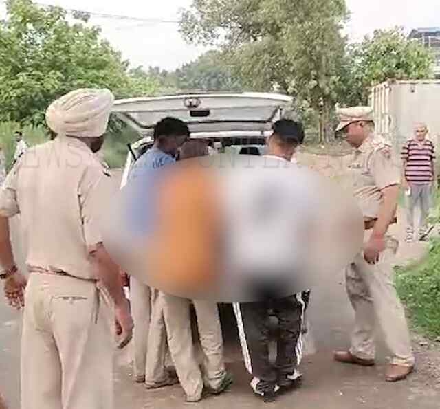 Punjab: रेलवे स्टेशन पर लटकता मिला युवक का शव, देखें वीडियो