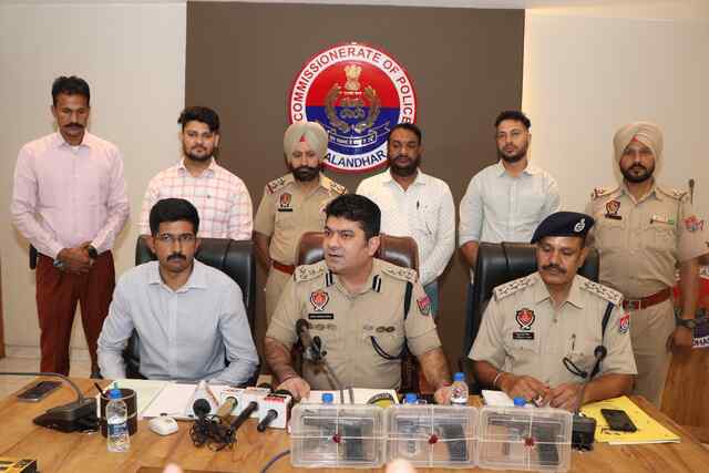 Jalandhar : CP Swapan Sharma ने आतंकी लंडा के 5 गुर्गों की गिरफ्तारी पर किए खुलासे, देखें वीडियो