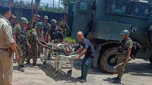 CRPF के काफिले पर हमला, 1 जवान शहीद, 3 पुलिसकर्मी घायल