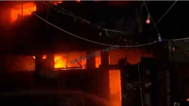 कैफे सहित कई दुकानों में लगी भीषण आग, मचा हड़कंप
