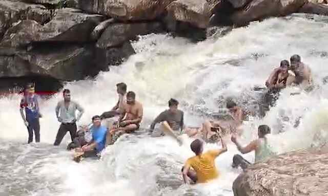 इस घाट पर जान जोखिम में डालकर नहा रहे सैलानी, हो सकता है बड़ा हादसा, वीडियो वायरल