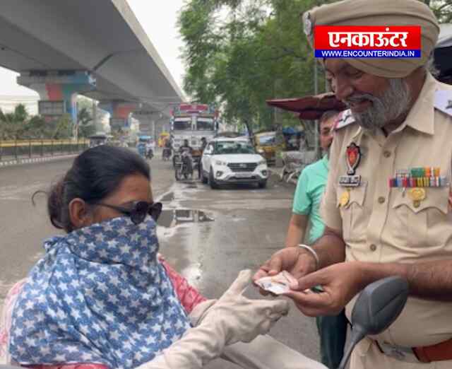 Punjab : ट्रैफिक अधिकारी ने अनोखी मिसाल की पेश, देखें वीडियो