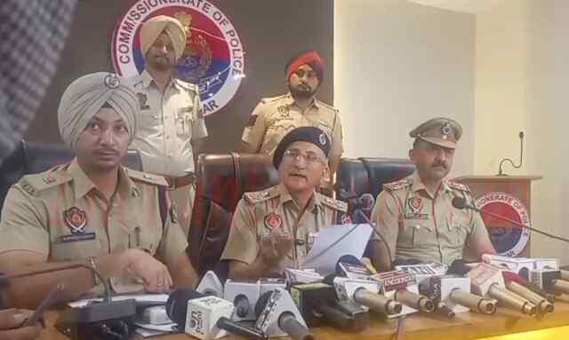 Jalandhar: Car से 3 करोड़ रुपए बरामद होने को लेकर पुलिस ने किया खुलासा, देखें Live