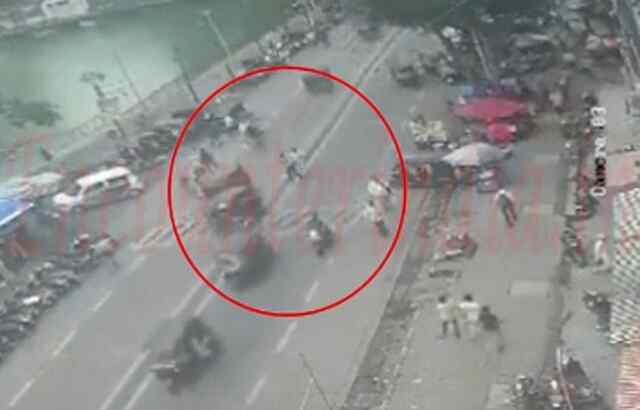 तेज रफ्तार Auto Rickshaw ने 2 को कुचला, एक की मौ’त, दूसरा गंभीर घायल