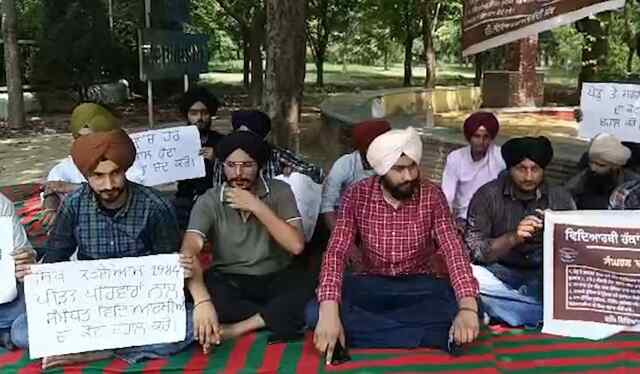 Punjab : मांगों को लेकर यूनिवर्सिटी के बाहर भूख हड़ताल पर बैठे छात्र, देखें वीडियो