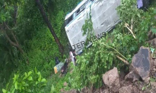 सवारियों से भरी Bus अनियंत्रित होकर खाई में गिरी, 4 घायल, देखें वीडियो