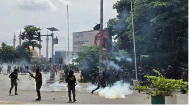 प्रदर्शन कर रहे लोगों पर पुलिस ने बरसाई गोलीयां, दागे Tear Gas के गोले