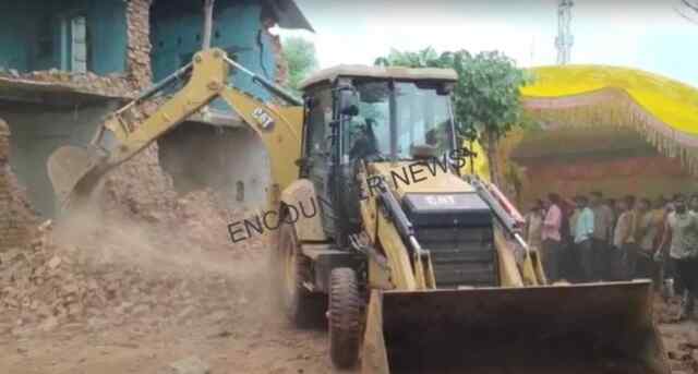 दीवार गिरने से 9 बच्चों की मौत , 4 घायल