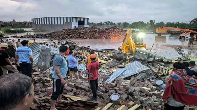 Factory की दीवार गिरने से 3 की मौत, कई घायल