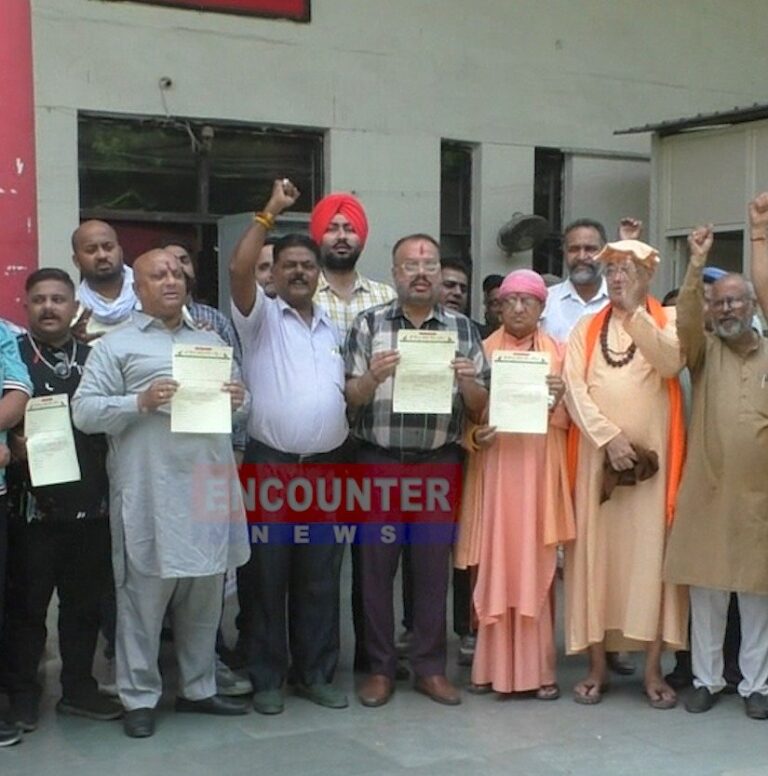 Punjab : DC दफ्तर के बाहर लोगों ने किया प्रदर्शन, देखें वीडियो
