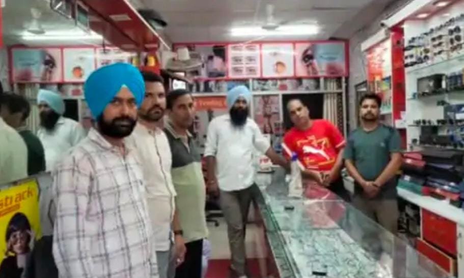 Punjab : दिनदहाड़े श्री गणेश ऑप्टिकल की दुकान से 35 हजार की नगदी लेकर चोर फरार