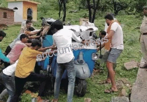 अनियंत्रित होकर खाई में गिरा Auto, एक की मौत