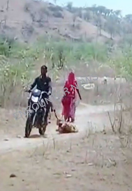 पति बना हैवान, पत्नी को Bike से बांधकर घसीटा