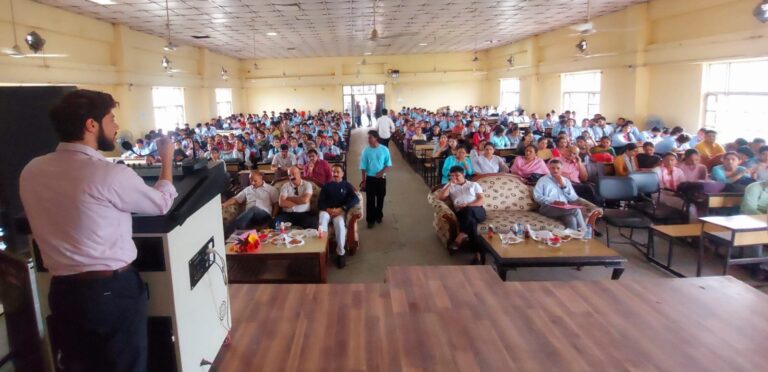 डिजिटल साक्षरता शिविर के माध्यम से डिग्री कॉलेज ऊना में बच्चों को किया जागरूक
