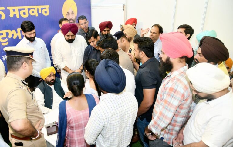 Jalandhar: CM Bhagwant Mann ने सरकार तुहाडे द्वार प्रोग्राम में लोगों की शिकायतें सुनी