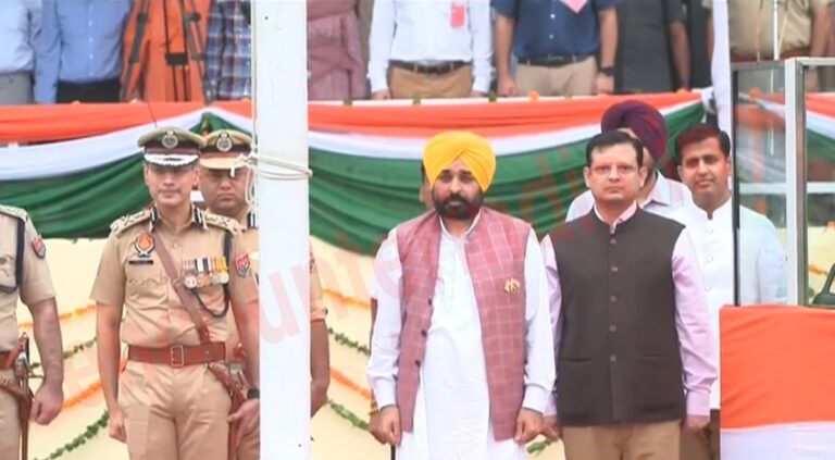 Jalandhar : CM Bhagwant Mann ने गुरु गोबिंद सिंह स्टेडियम में फहराया झंडा