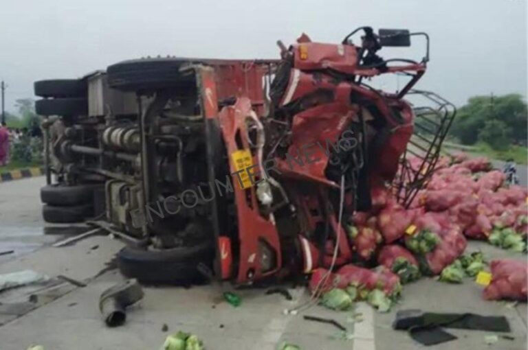 तेज रफ्तार Truck और दो मिनी ट्रकों में हुई भीषण टक्कर, 2 की मौत