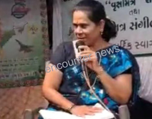 गीत गाते समय महिला को आया हार्ट अटैक, मौत