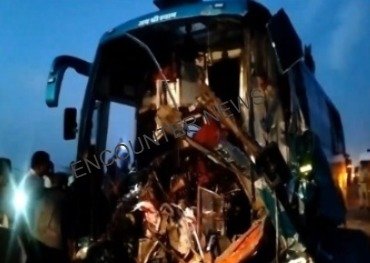 ट्रॉले और Bus में हुई भीषण टक्कर, Driver की दर्दनाक मौ’त, 27 घायल