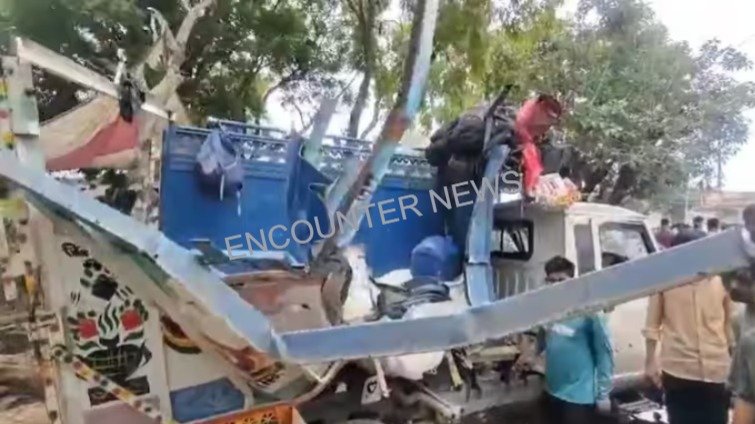 Bus और पिकअप में हुई भीषण टक्कर, 10 की मौत, 27 घायल