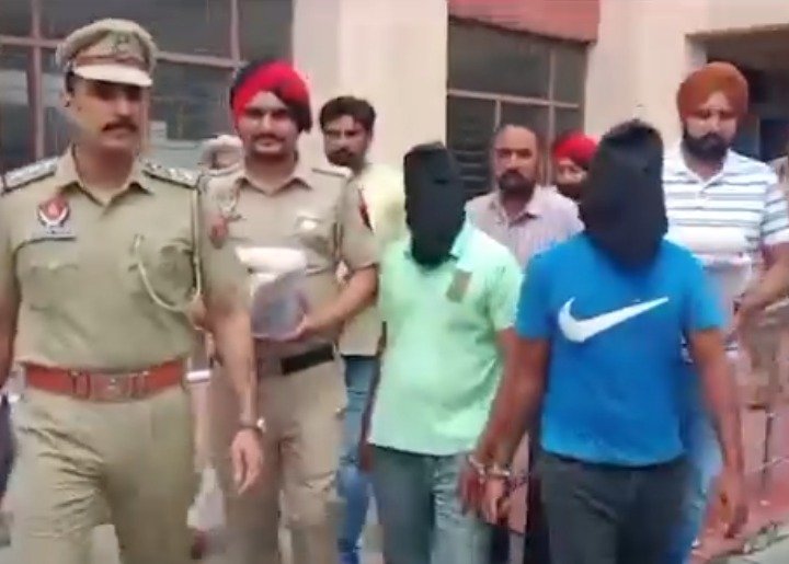 Punjab News: 1.05 किलो हेरोइन, 12 लाख की ड्रग मनी और हथियार सहित 2 सगे भाई गिरफ्तार, देखें वीडियो