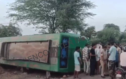 श्रद्धालुओं से भरी Bus पलटी, 2 की मौत, 18 घायल