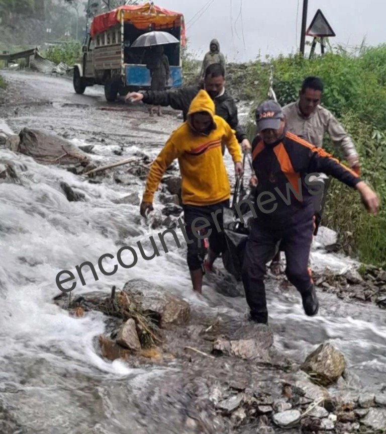 बारिश का कहर, मलबे में दबे 4 की मौत, बचाव कार्य जारी