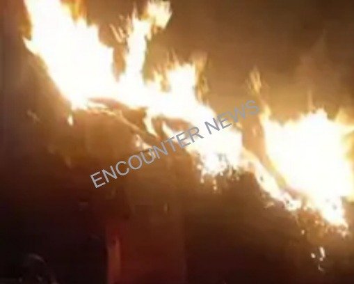 आकाशीय बिजली गिरने से परिवार के तीन सदस्य झुलसे