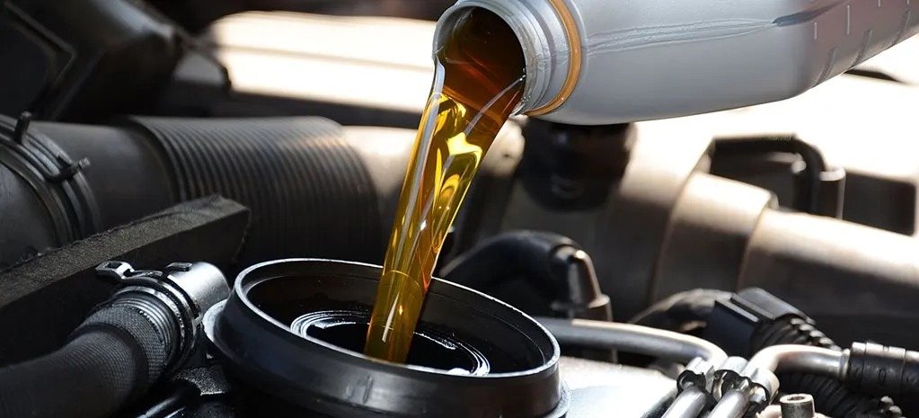 आगर आप भी डलवाते हैं सस्ता Engine Oil तो हो जाएं सावधान, हो सकता है भारी नुकसान