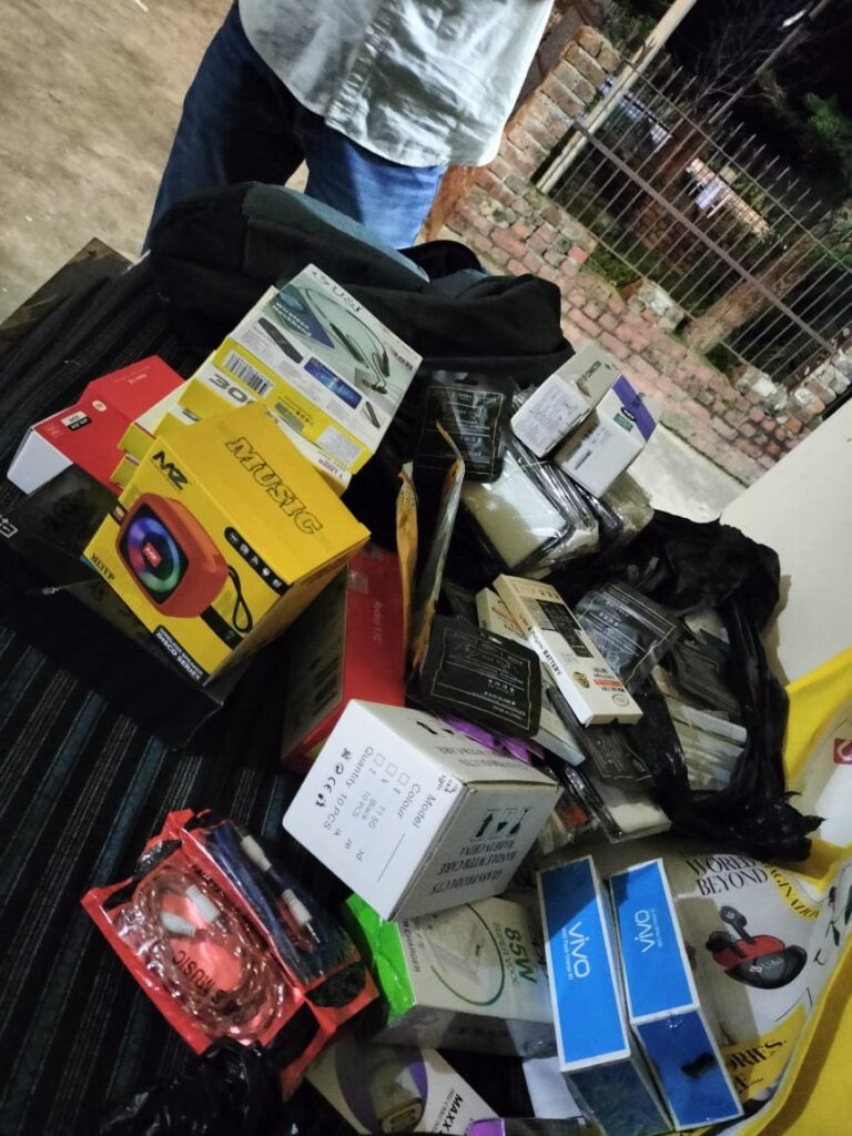 विना विल सामान ला रहे लोगों से आयकर विभाग ने बसूला चार लाख जुर्माना