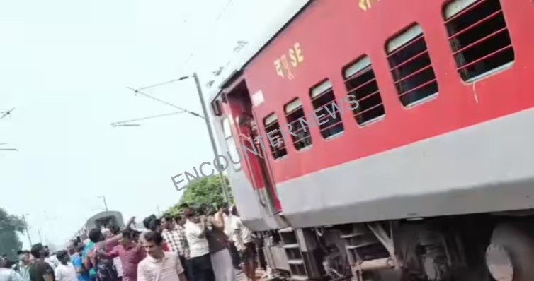 फिर हुआ ट्रेन हादसा, दो हिस्सों में बंट गई Train
