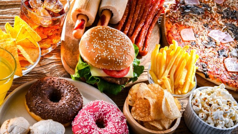 Fast Food खाने से हो सकती हैं ये 7 गंभीर बीमारियां, आज ही करें अलविदा!