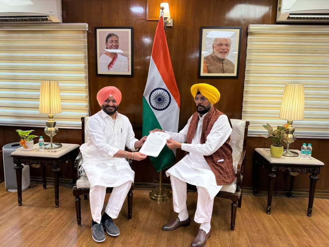 Punjab : कैबिनेट मंत्री कुलदीप धालीवाल ने केंद्रीय मंत्री बिट्टू से की मुलाकात, मांगों को लेकर सौंपा मांग पत्र