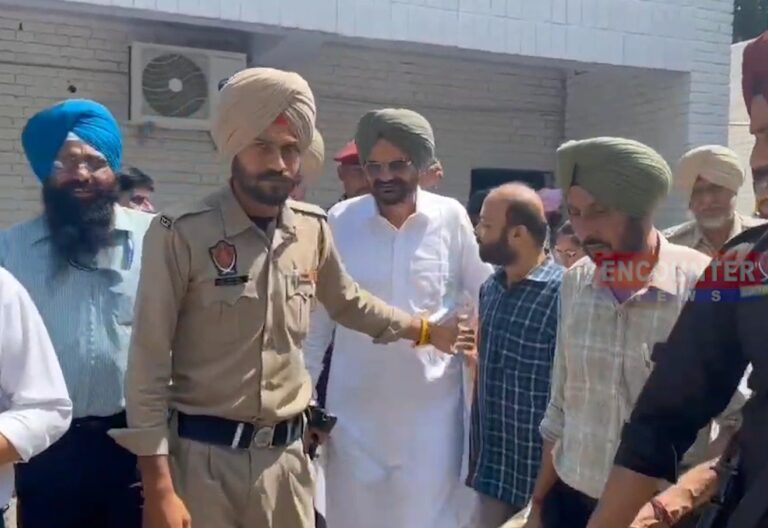 Punjab News: Sidhu Moose Wala के Song Leak के मामले में पिता Balkaur Singh Court में हुए पेश, देखे वीडियो