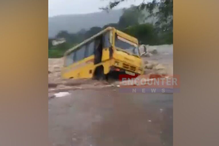 पानी के तेज बहाव से टूटी पुलिया, डूबी School Bus, 4 लोग बहे, देखें वीडियो