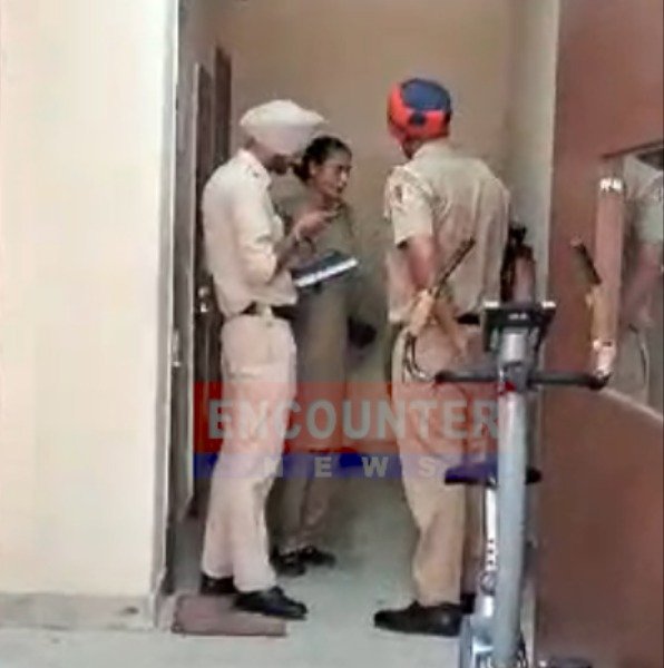 Punjab News: निजी होटल में पुलिस ने मारी रेड, मौके से एक जोड़ा काबू, देखें वीडियो