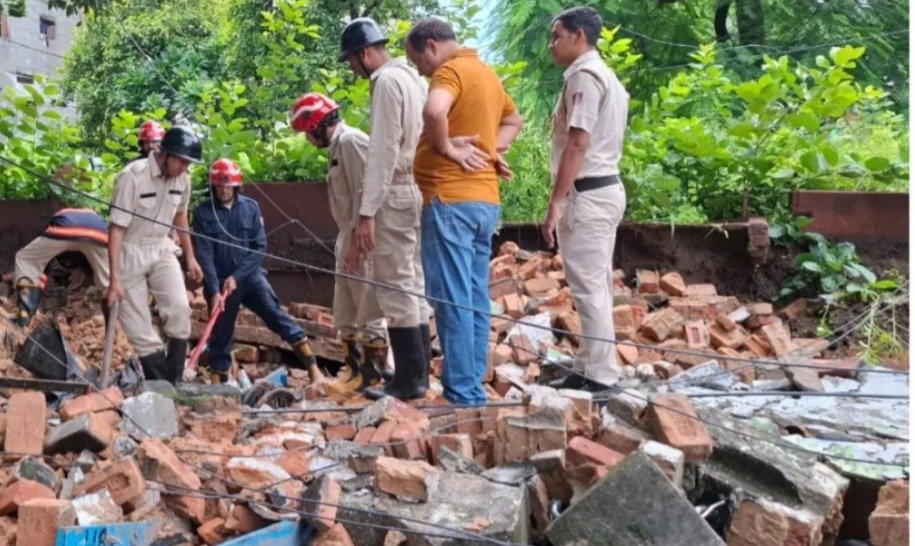 घर की दीवार गिरने से मलबे में दबे कई लोग